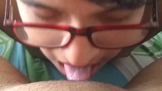 CHUPANDOLE EL COÑO AMI HERMANASTRA
