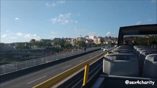 Sexe public dans un bus touristique de Porto