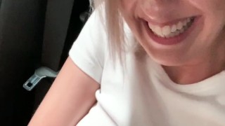 OMG so riskant! Enge Pussy im öffentlichen Parkhaus zum Orgasmus gefingert