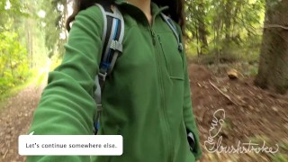 Nackt in Fleeceweste im Wald spazieren und am Weg masturbieren