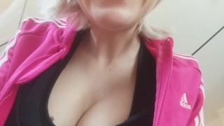 insult the great jerk while I have an orgasm and oblige him to look