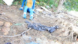 Body painting : A human sonic doll playing in dirt