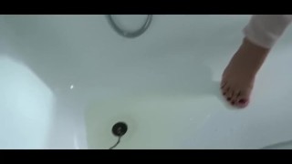 Pipi in weißer Jeans in der Badewanne