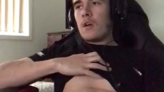 Bisexual Guy Cums While Watching Porn 