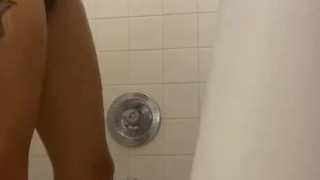 CUM JOIN ME ! I need SUMONE TO WASH THE KITTY!!