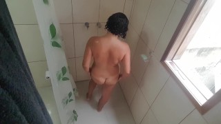 Morena Sensualizando no Banho