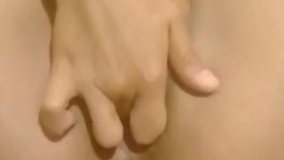 Latina se masturba para la camara.