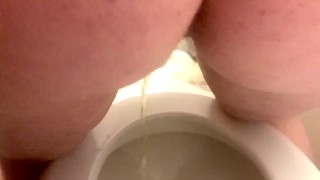 Thick girl pissing