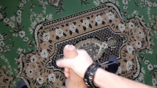 I masturbate peeping through the paper in the pool