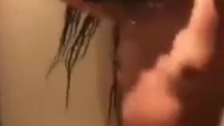 grabo a mi latina mientras se baña, tiene un gran culo
