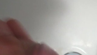 Batendo uma punheta rapidinha na pia do banheiro - gozando o dia todo