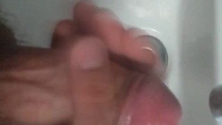 Batendo uma punheta rapidinha na pia do banheiro - gozando o dia todo