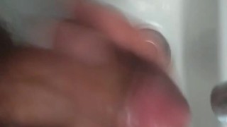Batendo uma punheta rapidinha na pia do banheiro - gozando o dia todo