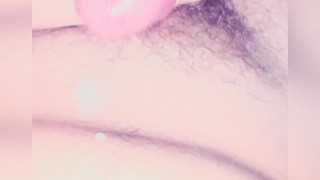 Дрочу мой член и обильно кончаю на свой голый живот