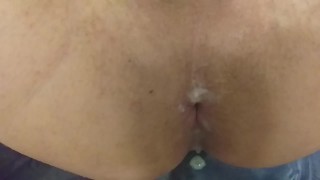 Выебал и выплеснул много спермы в большую жопу крупным планом