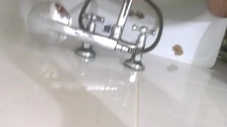 красивый, стройный, длиноволосый парень Evgenii дрочит и кончает в ванной