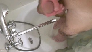 красивый, стройный, длиноволосый парень Evgenii дрочит и кончает в ванной