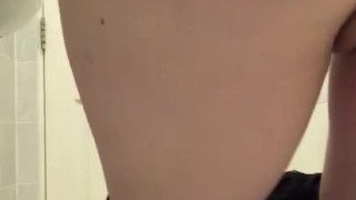 Pipi in calze e vestito nero 
