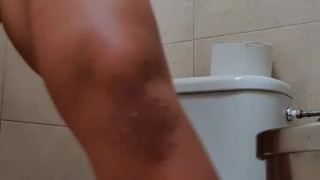 Montando dildo en el baño