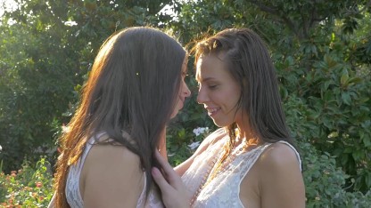 两个年轻性感的大学女同性恋在户外狂奔并彼此相爱