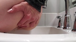 Had To Pee While On A Tinder Date At The Sushi Restaurant