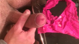 sborrata su mutandine di una ragazza