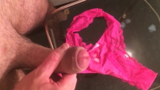 sborrata su mutandine di una ragazza