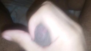 Hombre se masturba hasta venirse