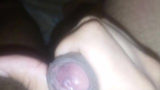 Hombre se masturba hasta venirse