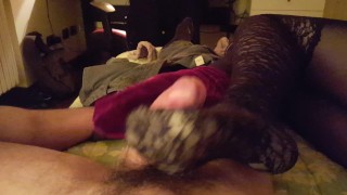  gives sockjob footjob in sexy tights