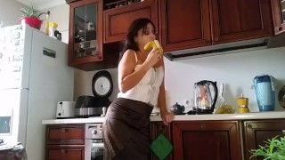 Грязные разговоры студента и зрелой русской на кухне (русское домашнее)