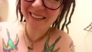 Babygirl_goth making a mess while pissing