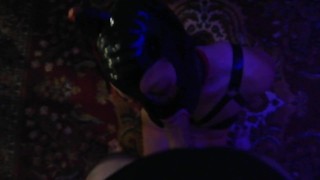 Mj suce les mains attaché