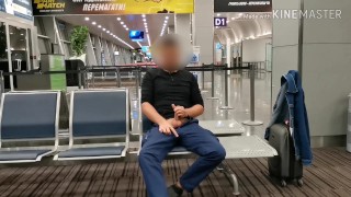 Dude wank at the airport. Risky