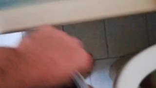 Pisciata nella vasca pissing pee