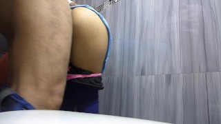 latina recibe su primer anal en baño, le llenan el culo de leche.