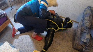 Aufblasen des MD-Latex Heavy Rubber Cyborg Anzuges