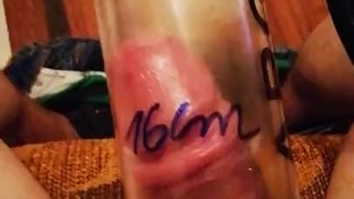 Mit einer penispumpe den schwanz extrem pumpen und abspritzen Sahne läuft. 