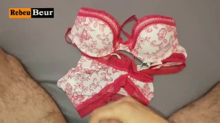 Masturbation et Ejaculation sur la Lingerie de ma Copine Beurette