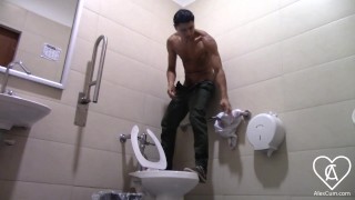 Se Sube a la Taza de un Baño Publico para que no lo Vean Jalandosela