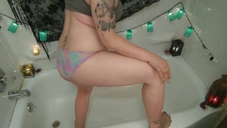 Bath time fun with Kendal Kink