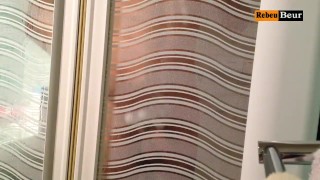Rebeu de Cité prend la douche 