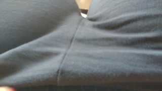 4K Kijken naar lesbische porno en masturbatie met een kort orgasme