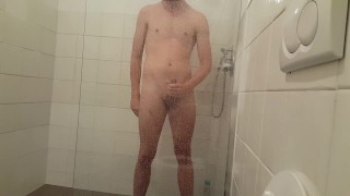 Naakt spelen met kontje en aftrekken in de douche
