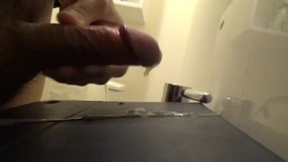 トイレにてなし崩し大量射精