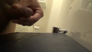 トイレにてなし崩し大量射精