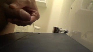 トイレにてなし崩し大量射精