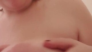 Gros seins naturel sous la douche