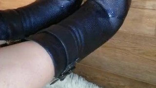 Lizzy Boots spitting