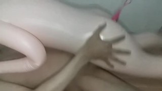 Me masturbo con una muñeca